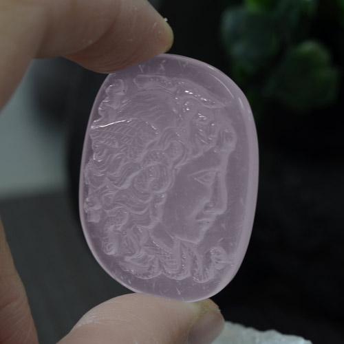 63.59カラットの天然薄いラベンダーピンクローズクォーツ（35.3×27.4 mm・クッションカット）
