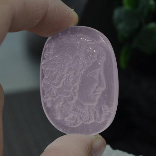 63.59カラットの天然薄いラベンダーピンクローズクォーツ（35.3×27.4 mm・クッションカット）