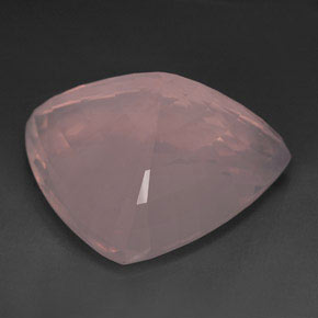 182.35カラットの天然ピンクローズクォーツ（45.3×37.1 mm・トリリアント）