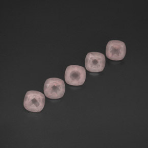 カラットの天然ピンクローズクォーツ（6.2×6.1 mm・透明）