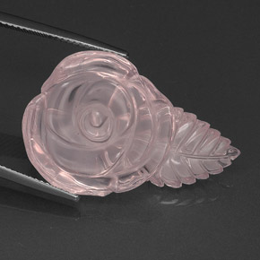 29.80カラットの天然ピンクローズクォーツ（30.9×20.5 mm・透明）