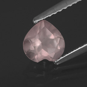 0.71カラットの天然ライトピンクローズクォーツ（6×6 mm・透明）