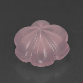 4.34カラットの天然ピンクローズクォーツ、フラワーカット、透明