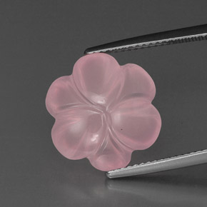 9.18カラットの天然ピンクローズクォーツ（15.2×14.3 mm・フラワーカット）