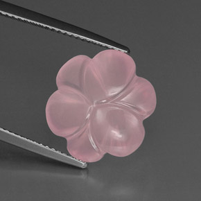 9.18カラットの天然ピンクローズクォーツ（15.2×14.3 mm・フラワーカット）