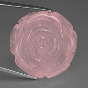 71.47カラットの天然ピンクローズクォーツ（29.3×28.6 mm・透明）