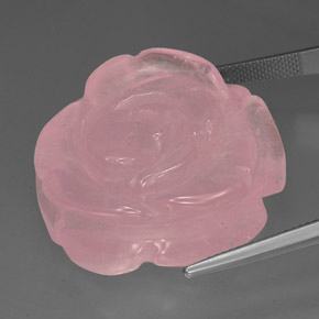 71.47カラットの天然ピンクローズクォーツ（29.3×28.6 mm・透明）