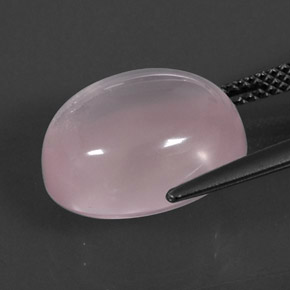 10.04カラットの天然ピンクローズクォーツ（14.1×11.9 mm・オーバルカット）