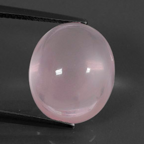 8.60カラットの天然ピンクローズクォーツ（13.9×11.8 mm・オーバルカット）