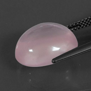 8.60カラットの天然ピンクローズクォーツ（13.9×11.8 mm・オーバルカット）
