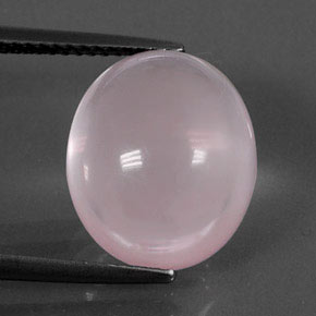 9.85カラットの天然ピンクローズクォーツ（14.1×12.1 mm・オーバルカット）