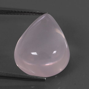 15.41カラットの天然ピンクローズクォーツ（18.4×14.5 mm・洋梨の形）