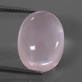 12.72カラットの天然バブルガムピンクローズクォーツ（16.2×12.2 mm・オーバルカット）