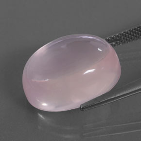 12.72カラットの天然バブルガムピンクローズクォーツ（16.2×12.2 mm・オーバルカット）