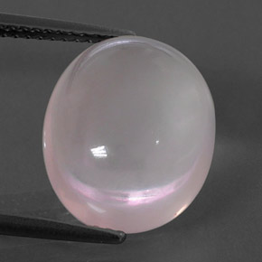 8.63カラットの天然ピンクローズクォーツ（14.1×11.8 mm・オーバルカット）