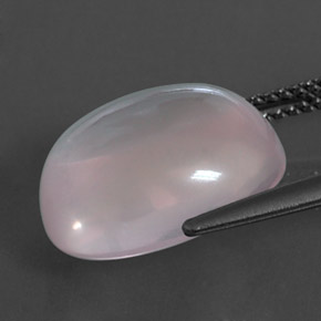 8.63カラットの天然ピンクローズクォーツ（14.1×11.8 mm・オーバルカット）