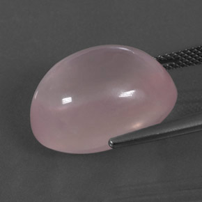 17.73カラットの天然ライトピンクローズクォーツ（18.1x13.1 mm・オーバルカット）