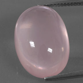 17.86カラットの天然コーラルピンクローズクォーツ（19.3×13.7 mm・オーバルカット）