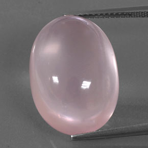 19.05カラットの天然コーラルピンクローズクォーツ（20.3×14.5 mm・オーバルカット）