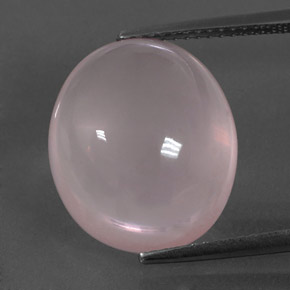 12.82カラットの天然ライトローズピンクローズクォーツ（16.1×13.9 mm・オーバルカット）