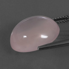 12.82カラットの天然ライトローズピンクローズクォーツ（16.1×13.9 mm・オーバルカット）