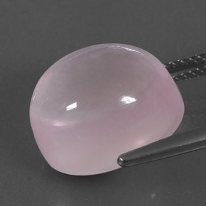 13.17カラットの天然ピンクローズクォーツ（14.2×12.2 mm・オーバルカット）