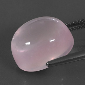 12.24カラットの天然ピンクローズクォーツ（14.2×12.2 mm・オーバルカット）
