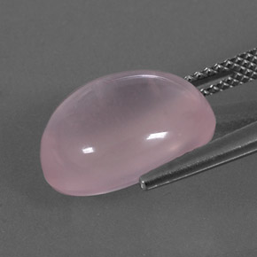 9.36カラットの天然ピンクローズクォーツ（14.1×12.1 mm・オーバルカット）