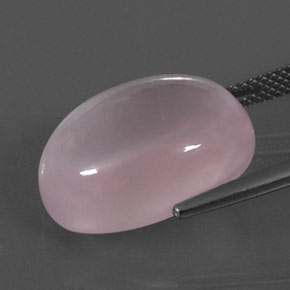 16.36カラットの天然ライトローズピンクローズクォーツ（18.1×13.2 mm・オーバルカット）