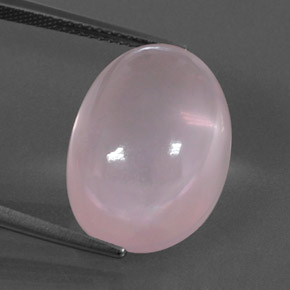 16.81カラットの天然ライトローズピンクローズクォーツ（18.3×13.2 mm・オーバルカット）