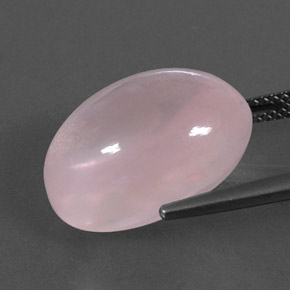 16.81カラットの天然ライトローズピンクローズクォーツ（18.3×13.2 mm・オーバルカット）