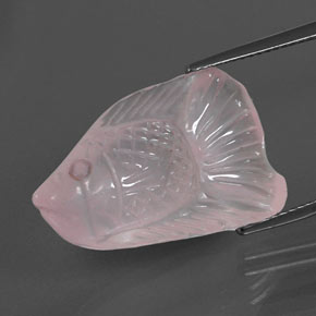 15.69カラットの天然ピンクローズクォーツ（23.9×14.6 mm・ファンシーシェイプ）