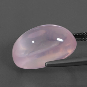 20.97カラットの天然ライトピンクローズクォーツ（19.9×13.2 mm・オーバルカット）