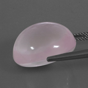 24.38カラットの天然ピンクローズクォーツ（18.5×16.2 mm・透明）