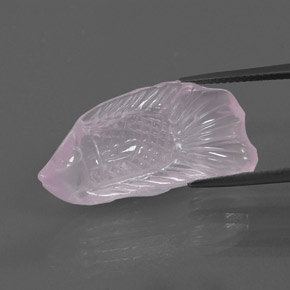 15.57カラットの天然バブルガムピンクローズクォーツ（28.1×13.3 mm・透明）