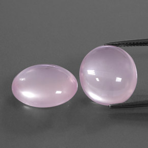 22.63カラットの天然ピンクローズクォーツ（16.1×14.1 mm・透明）