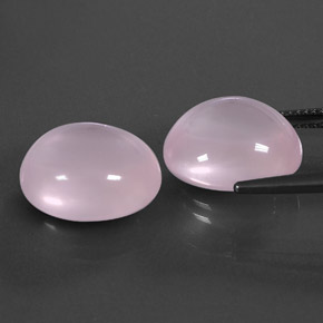 20.31カラットの天然ピンクローズクォーツ（14.9×12.8 mm・透明）