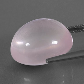 12.53カラットの天然ライトローズピンクローズクォーツ（14.8×12.4 mm・透明）