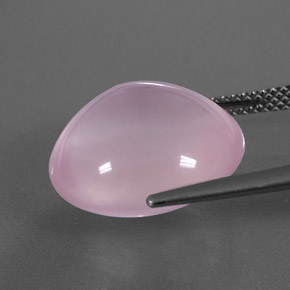 12.75カラットの天然ピンクローズクォーツ（15.5×13.5 mm・透明）