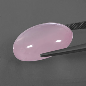 31.73カラットの天然ライトピンクローズクォーツ（23.4×17.1 mm・オーバルカット）