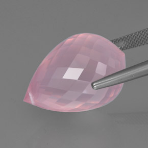 33.95カラットの天然ローズピンクローズクォーツ（23.2×15.8 mm・ブリオレット）