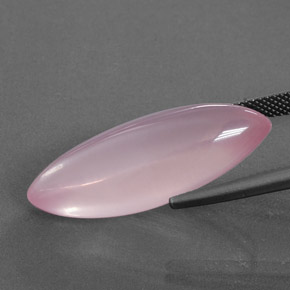 19.33カラットの天然ピンクローズクォーツ（29.4×12.8 mm・マーキス）