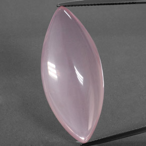 33.77カラットの天然ミディアムピンクローズクォーツ（35.5×15.7 mm・マーキス）