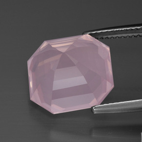 10.62カラットの天然ローズピンクローズクォーツ（13.5×13.3 mm・エメラルドカット）