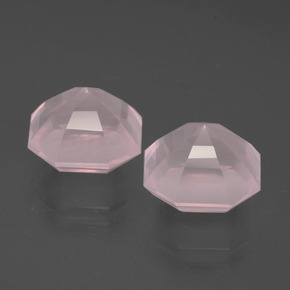 9.21カラットの天然ミディアムローズピンクローズクォーツ（10.2×10.1 mm・エメラルドカット）