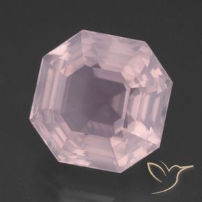 13.25カラットの天然バブルガムピンクローズクォーツ（14.6×14.6 mm・エメラルドカット）