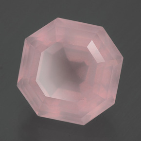 8.83カラットの天然ピンクローズクォーツ（12.7×12.6 mm・エメラルドカット）