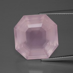18.48カラットの天然ミディアムローズピンクローズクォーツ（16.5×16.3 mm・エメラルドカット）