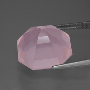 18.48カラットの天然ミディアムローズピンクローズクォーツ（16.5×16.3 mm・エメラルドカット）