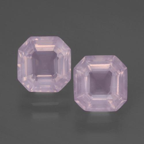 3.59カラットの天然ライトピンクローズクォーツ（7.6×7.5 mm・エメラルドカット）